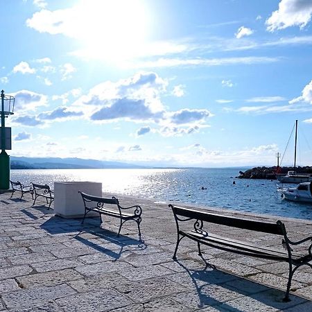 Studio Apartment Surf By The Sea Opatija Bagian luar foto