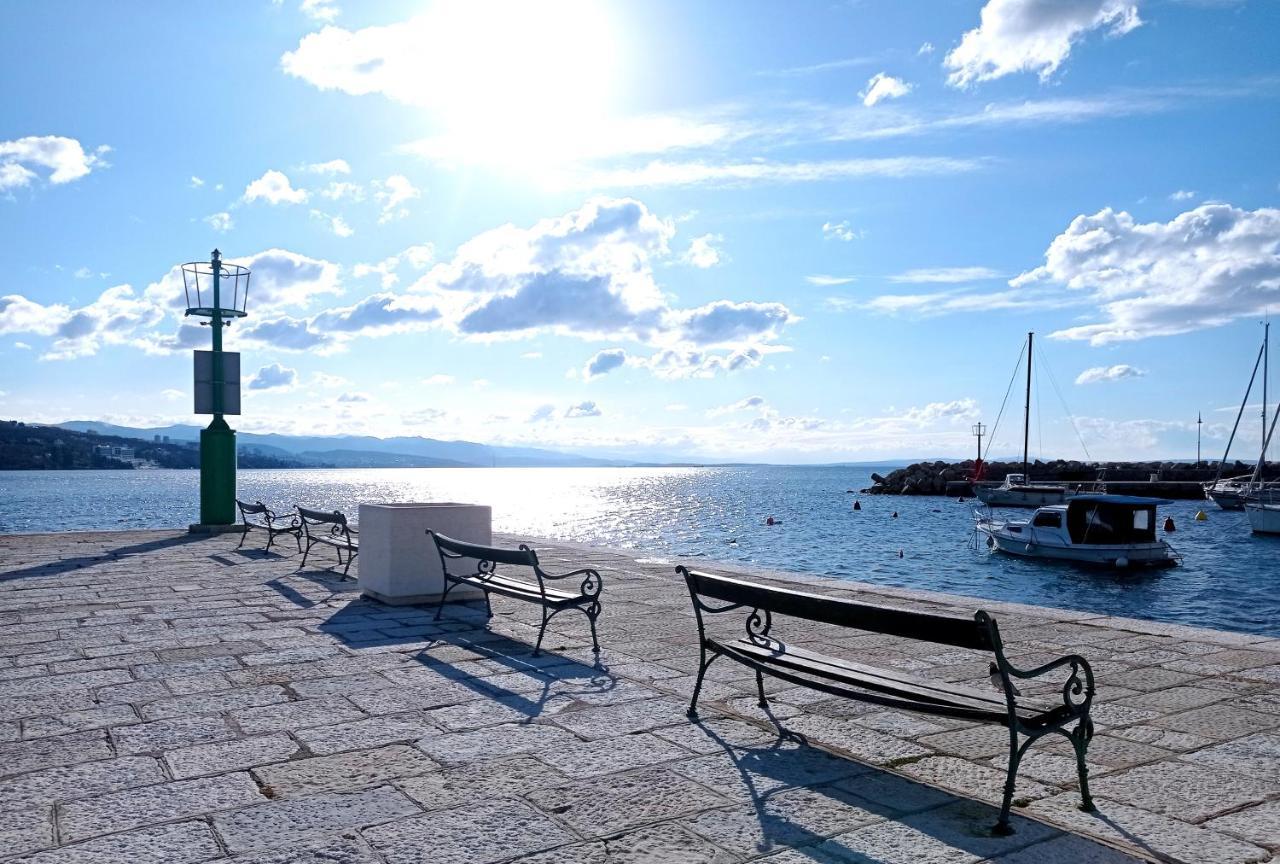 Studio Apartment Surf By The Sea Opatija Bagian luar foto